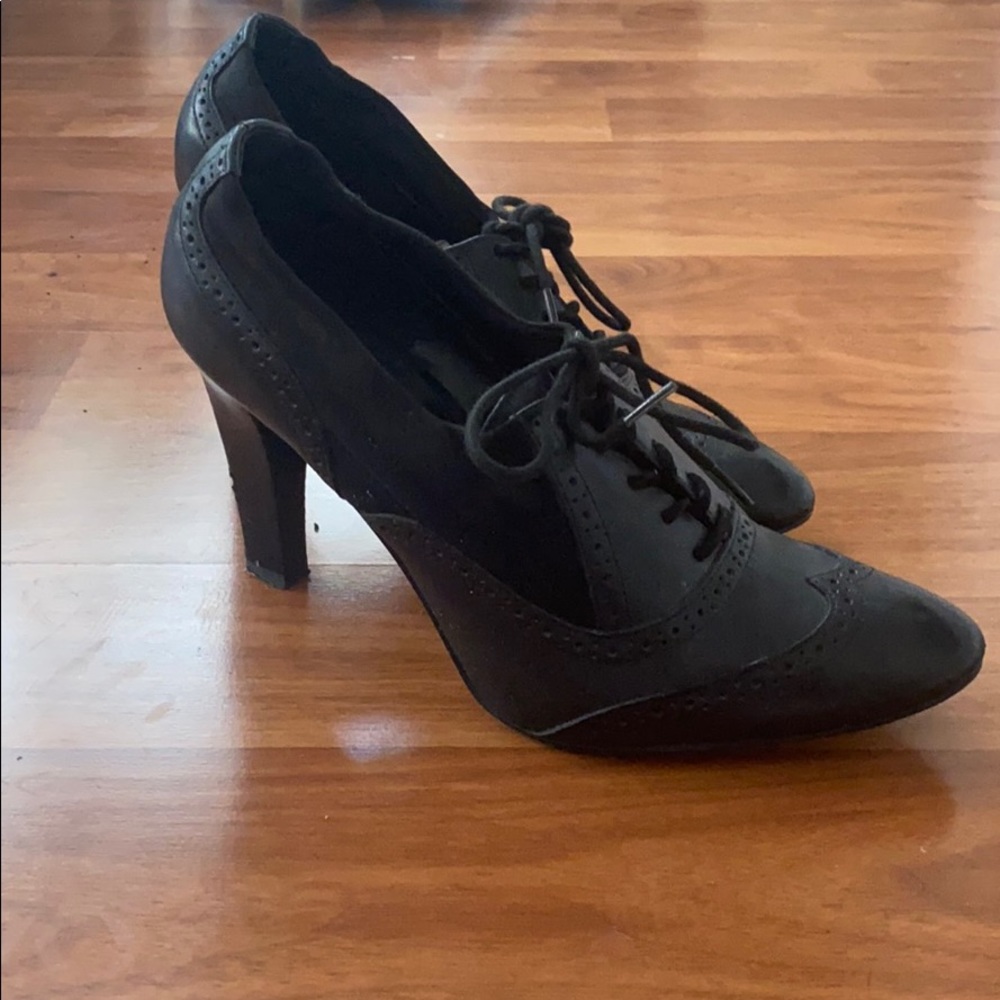 Ellen Tracy Heeled oxfords